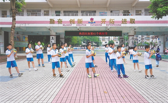 沙坪街道第四小學(xué)別出心裁地推出校園排球操。