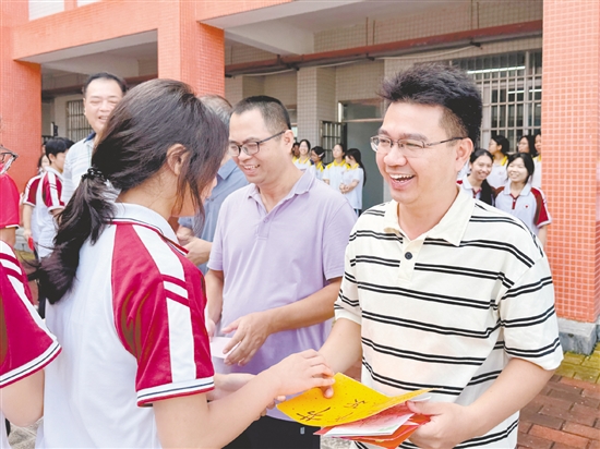 恩平市恩城中學(xué)的學(xué)生向老師送上教師節(jié)禮物。