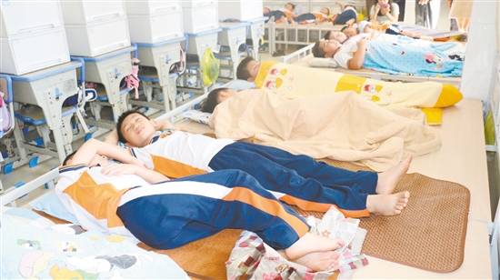 “平躺睡”有效改善學(xué)生們午睡質(zhì)量。