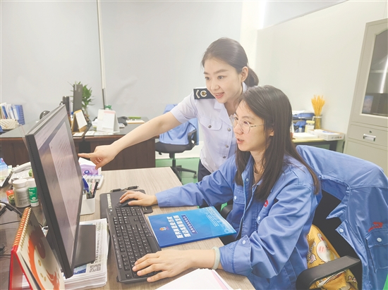 稅務工作人員輔導納稅人開展涉稅業(yè)務。