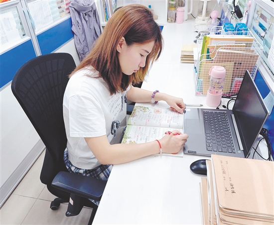 老師抓住在學(xué)校的碎片時(shí)間備課。