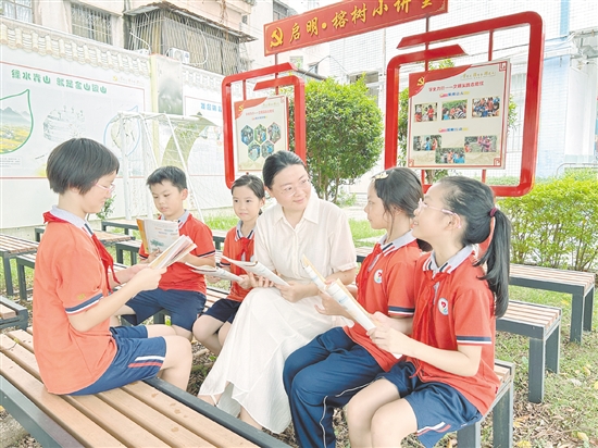 謝瑩與學(xué)生們聊天。