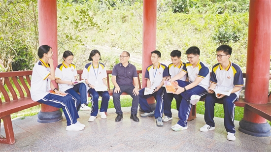 唐防有傾聽學(xué)生的心聲。