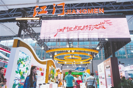 踏入江門展館，濃郁的僑鄉(xiāng)文化氣息撲面而來。