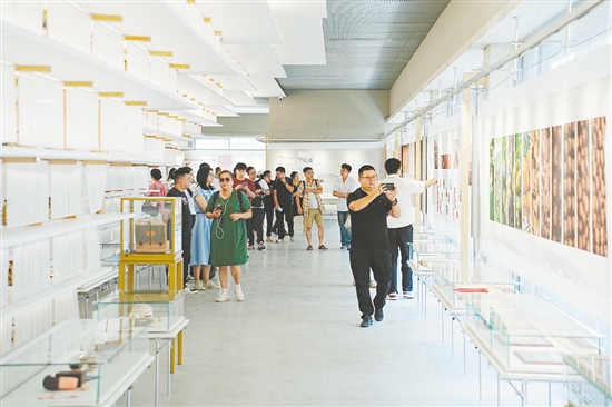 旅游行業(yè)代表們實(shí)地考察東甲原枝陳皮文化館。