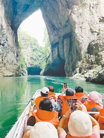 團(tuán)友們乘船游九洞天。