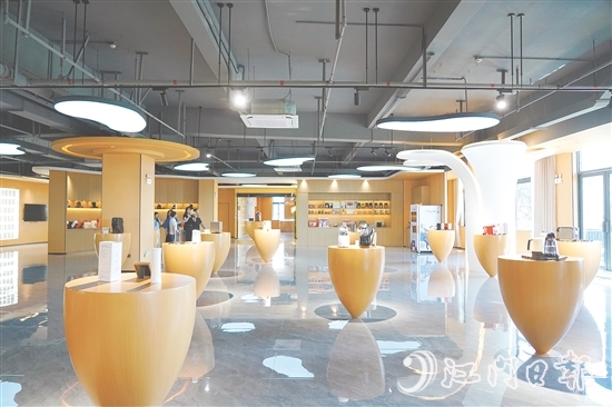 位于江海區(qū)的西啡科技展廳內(nèi)，陳列著各式各樣的膠囊咖啡機(jī)。