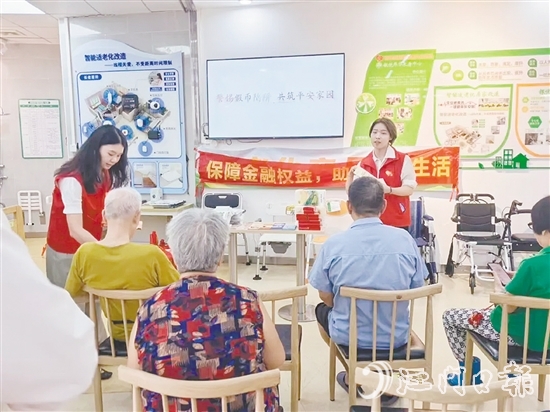 江門平安工作人員為老年人講解詐騙套路。 江門平安工作人員為老年人講解詐騙套路。