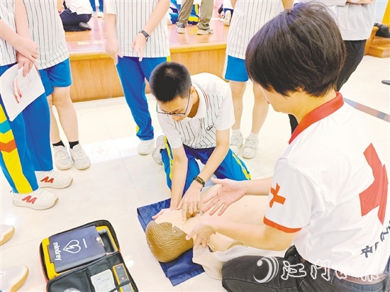 學(xué)生在講師的指導(dǎo)下反復(fù)練習(xí)，熟練掌握急救動(dòng)作要領(lǐng)。