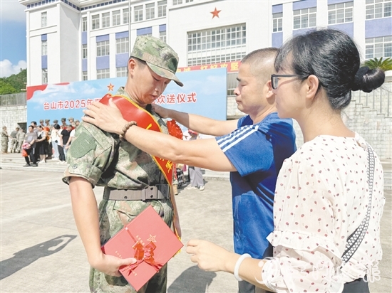 新兵踏上強(qiáng)軍新征程，家屬送上鼓勵(lì)和祝福。