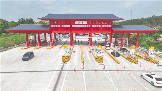 江鶴高速新共和收費(fèi)站正式通車，成為本地又一特色門戶。