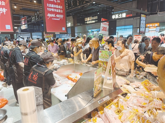 前來購物的顧客絡繹不絕。