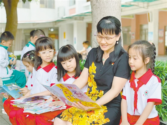 胡務(wù)娟認(rèn)為學(xué)生才是課堂的主人，教師應(yīng)做到心中有學(xué)生。