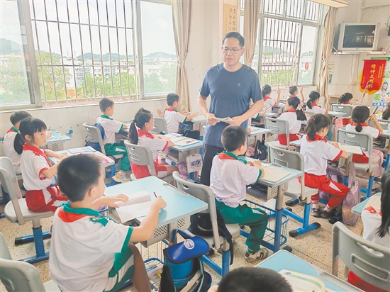 馮健成認(rèn)為，教書(shū)育人從來(lái)不是一份簡(jiǎn)單的工作。