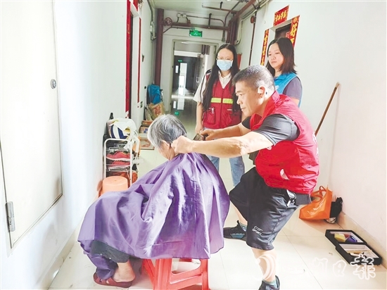 天福社區(qū)開(kāi)展義剪活動(dòng)，工作人員上門(mén)為行動(dòng)不便老人理發(fā)。