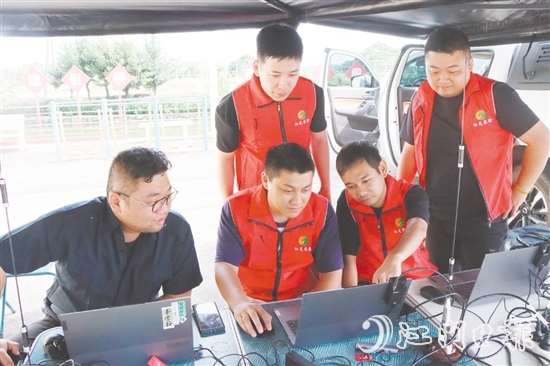 無人機團隊開展遙感驗標工作。