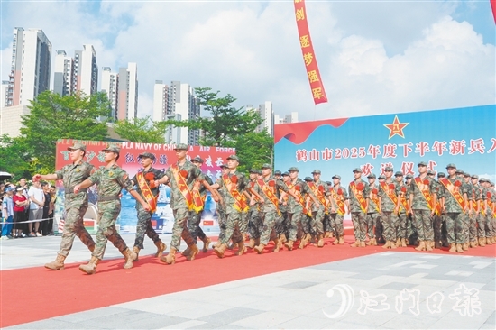 新兵們精神抖擻。