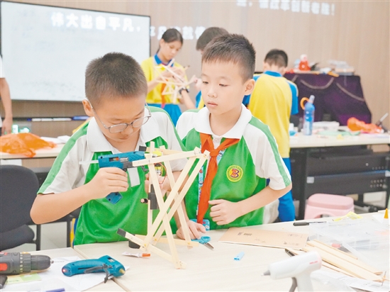 鶴山市積極舉辦各類青少年科技賽事，通過(guò)以賽促學(xué)、以賽促創(chuàng)的方式，為青少年搭建展示創(chuàng)意和動(dòng)手能力的平臺(tái)。