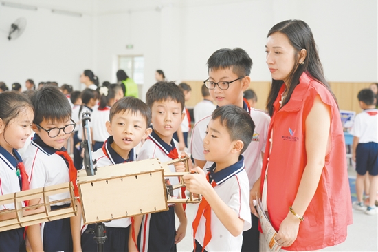 鶴山市舉辦“科普進(jìn)校園，點(diǎn)亮科技?jí)簟被顒?dòng)，學(xué)生們動(dòng)手操作設(shè)備，直觀了解科學(xué)原理在實(shí)際生活中的應(yīng)用，感受科技的無(wú)窮魅力。