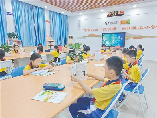 學(xué)生們?cè)诹己玫沫h(huán)境中閱讀喜愛的書籍。