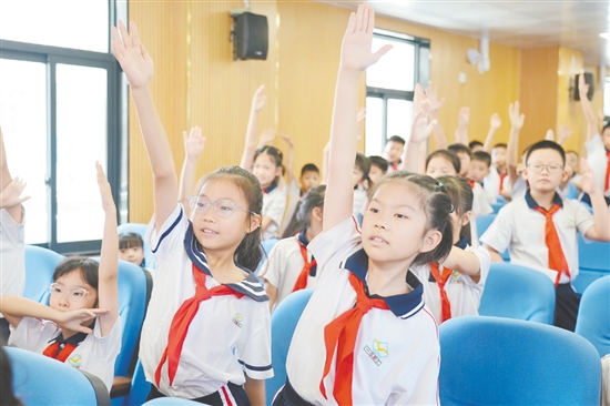 在有獎(jiǎng)問(wèn)答互動(dòng)環(huán)節(jié)，學(xué)生們踴躍舉手答題，在輕松愉快的氛圍中掌握“兩熱”防控知識(shí)。