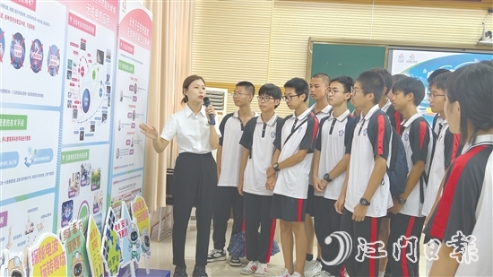 通過聆聽講解、動(dòng)手體驗(yàn)，臺(tái)山一中的同學(xué)們對無線電技術(shù)知識(shí)有了更好的理解。