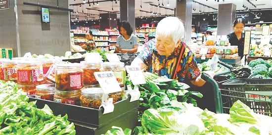 我市商超、農(nóng)貿(mào)市場貨足價穩(wěn)，市民淡定備貨。