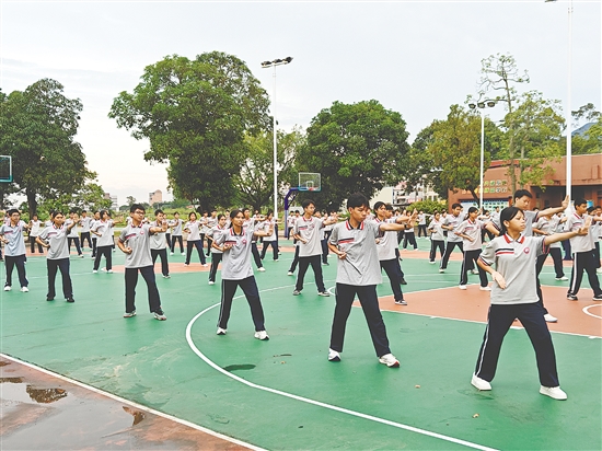 恩平全市60余所中小學(xué)校同步開(kāi)展軍體拳訓(xùn)練，以鏗鏘動(dòng)作展現(xiàn)青春力量。