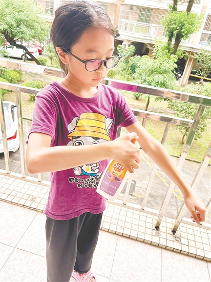 培英小學(xué)學(xué)生在噴驅(qū)蚊液。