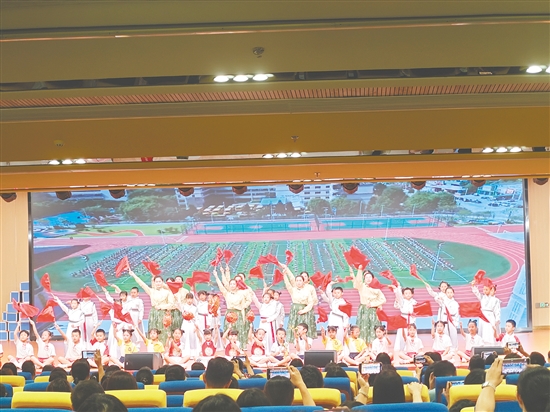 同學(xué)們帶來精彩的經(jīng)典誦讀表演。