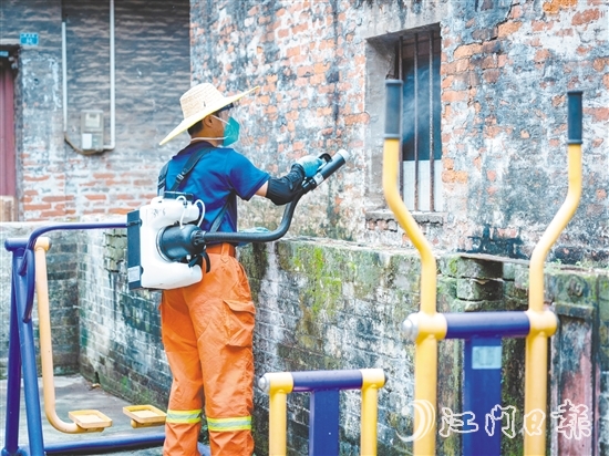 專業(yè)消殺員對公共區(qū)域進行消殺。