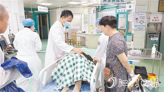 臺風肆虐期間，醫(yī)護人員救治急癥患者。