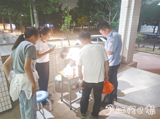 民警引導相關人員前往應急避難場所。