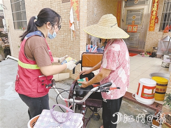 臺風來臨前，網(wǎng)格員上門宣傳防蚊防臺風知識，并派發(fā)滅蚊片、蚊香等。