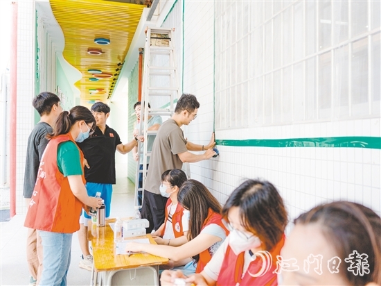 臺風來襲，全區(qū)94個應急避難場所開放。圖為黨員志愿者在安裝紗窗。