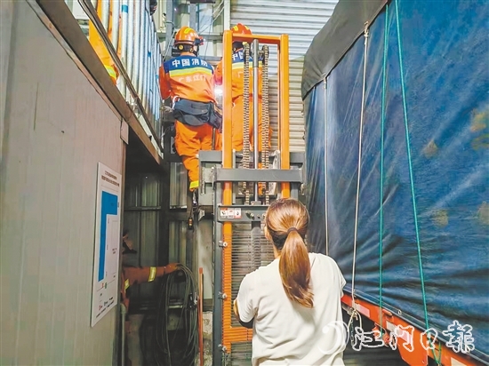 臺風過境后，消防人員幫市民緊急維修變形卷簾門。