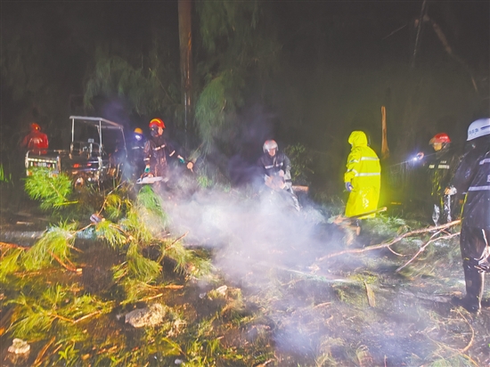 風(fēng)雨勢頭稍減，川島鎮(zhèn)政府迅速聯(lián)合臺(tái)山市交通陸島開發(fā)公司、臺(tái)山市川山群島旅游發(fā)展有限公司奔赴山咀港進(jìn)港路開展路面清障工作。川島鎮(zhèn)供圖