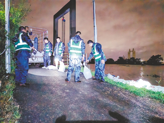 臺(tái)山市人武部出動(dòng)34人分別前往水步鎮(zhèn)岡寧、密沖兩個(gè)村開展堤防加固及清障工作。
