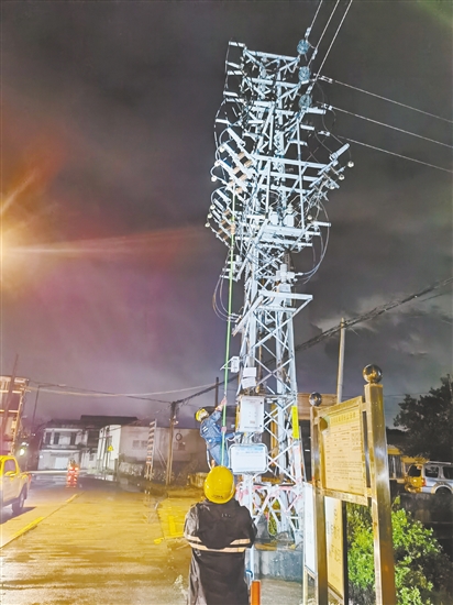 昨晚，江門新會(huì)供電局搶修隊(duì)伍對(duì)110kV七堡站10千伏墟鎮(zhèn)線開展停電操作，為后續(xù)搶修做好準(zhǔn)備。