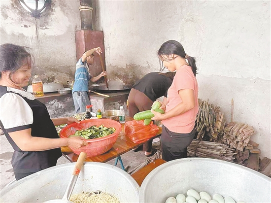 臺(tái)山市沖蔞鎮(zhèn)西坑村臨時(shí)安置點(diǎn)里，村干部帶著黨員志愿者在廚房里忙前忙后，村民也自發(fā)幫忙做飯，讓群眾不在家也能吃上暖心熱飯。沖蔞鎮(zhèn)供圖