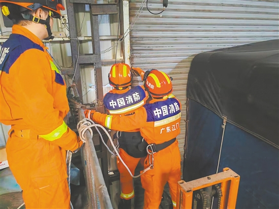 昨日14時(shí)許，江海區(qū)一處廠房卷簾門被強(qiáng)風(fēng)吹至變形，存在安全隱患，消防隊(duì)員立即趕赴現(xiàn)場，利用設(shè)備對(duì)變形門框進(jìn)行復(fù)位固定，并協(xié)助廠方轉(zhuǎn)移周邊易損物資。江海消防供圖