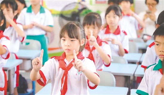 學生在活動中學習護眼知識。