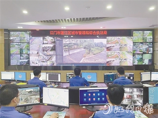 “城管110”指揮中心24小時(shí)待命，保障人民群眾生命財(cái)產(chǎn)安全。