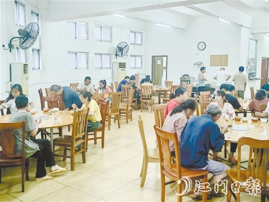 轉(zhuǎn)移安置的建筑工人在白沙街道應(yīng)急庇護(hù)中心有序就餐。