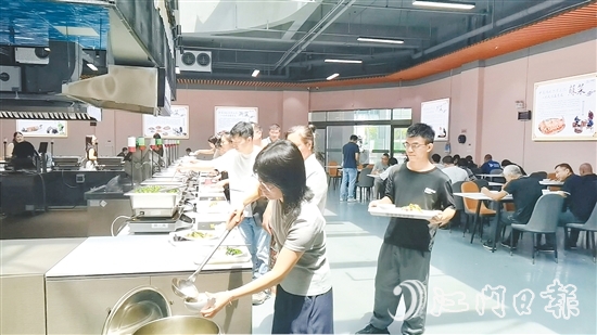 午飯時(shí)間，園區(qū)白領(lǐng)們?cè)谌撕筒惋嬓赂拍钪腔鄄蛷d挑選心儀餐食。