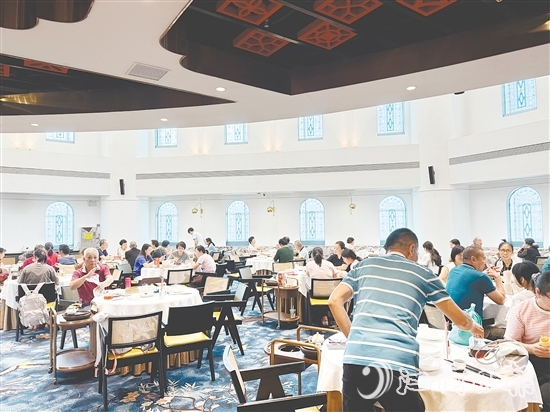 亮慶庭院酒家吸引了周邊市民前來(lái)消費(fèi)，帶旺園區(qū)人氣。