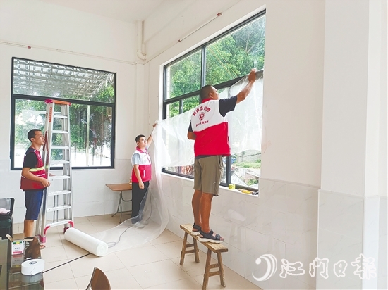 鶴山市各鎮(zhèn)（街）對應(yīng)急避難場所進(jìn)行全面消殺滅蚊、紗窗安裝等工作。