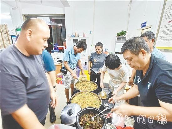 宅梧鎮(zhèn)靖村村委會為轉(zhuǎn)移群眾準(zhǔn)備暖心晚餐。