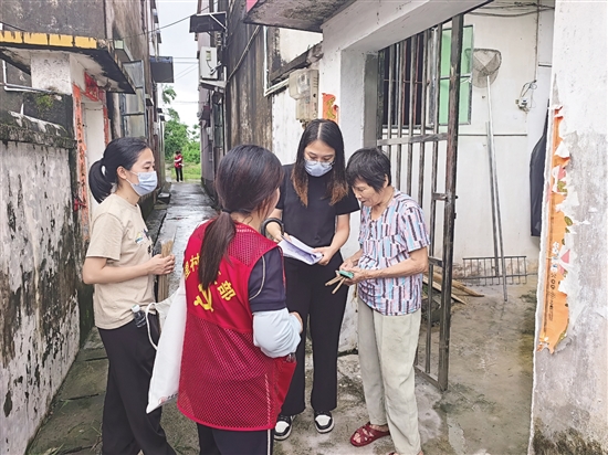村干部、志愿者齊上陣，進村入戶宣傳防滅蚊知識。