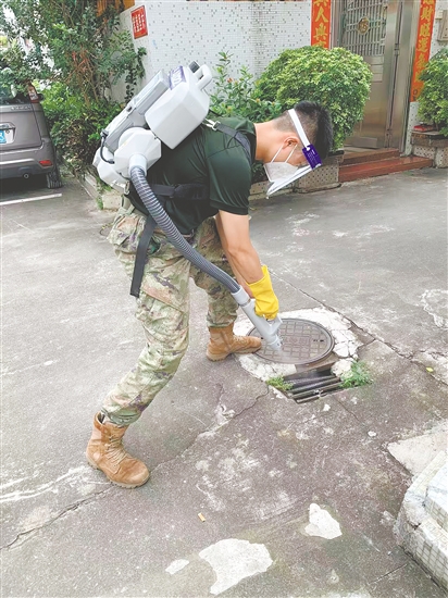 夏北浩民兵排民兵對農村蚊蟲滋生隱患處進行仔細消殺。